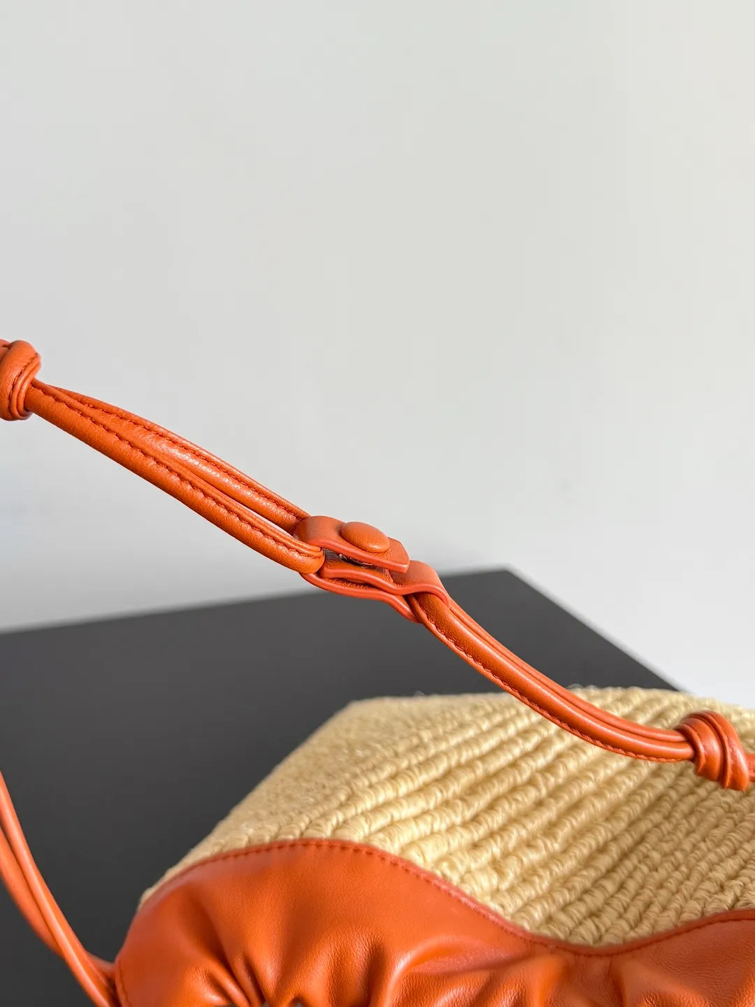 Batch 1460 BV is new in summer! The very popular dustbag has also been added to the new straw series. It is a large size. The raffia and burnt orange garbage bag is more casual and lazy. Who needs an open bag when going out in the summer? I really recommend this one. The large opening design is very convenient for taking items when you go out. The shape of the storage bag is very old-fashioned, retro and charming. The overall look is cute and bulging. The hand-carrying method is very playful. The shoulder strap is adjustable. You can adjust it to the length you like according to your preference. It can be worn under the arm, on one shoulder, cross-body, or by hand. Four carrying methods can be realized in one bag. Style number: 829218 Size: 32*23*1cm